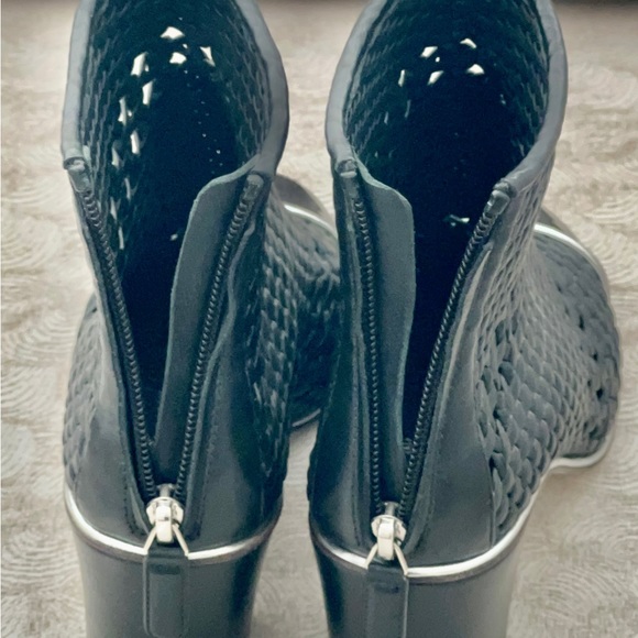 Chanel
Black Woven Leather Ankle Logo Cap-toe Ankle Block Heels Boots/Booties - Picture 4 of 6